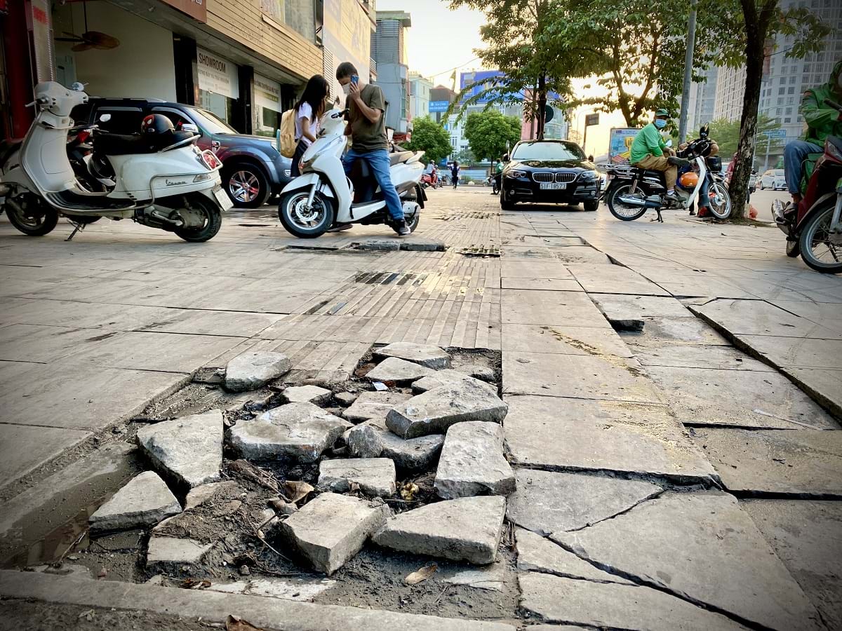 Hà Nội sẽ làm rõ nguyên nhân xảy ra tình trạng đá lát hè phố bị bong bật, lún nứt, vỡ....
