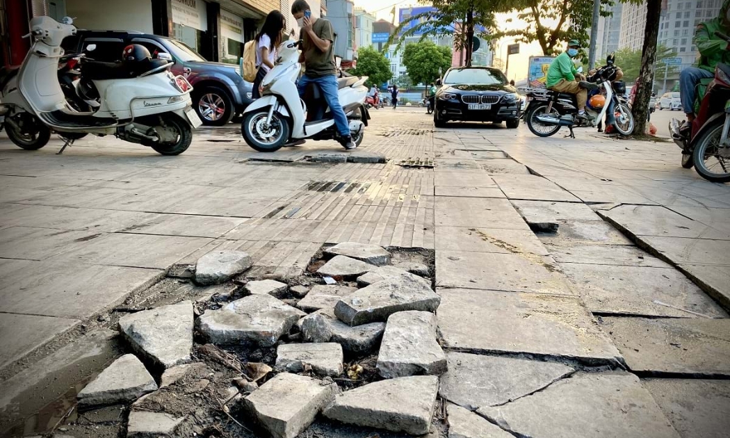 Hà Nội sẽ làm rõ nguyên nhân xảy ra tình trạng đá lát hè phố bị bong bật, lún nứt, vỡ....