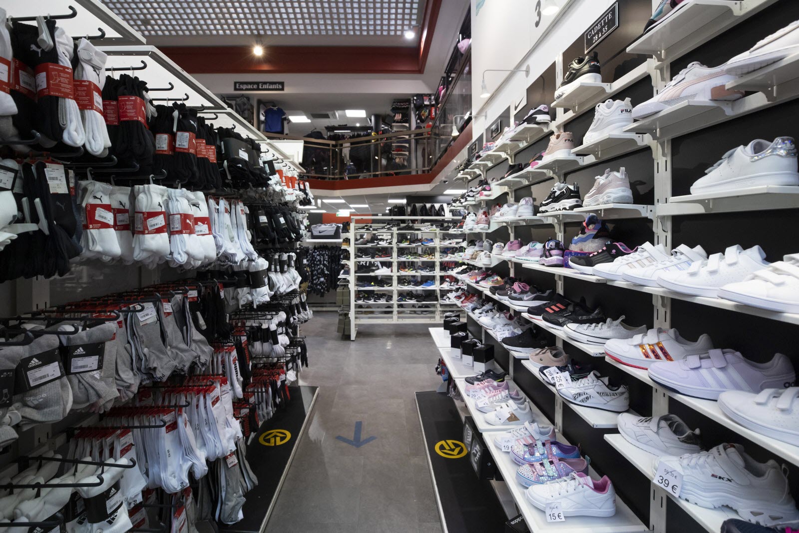 Adidas cam kết sẽ b&aacute;n th&aacute;o số h&agrave;ng tồn kho của Yeezy m&agrave; kh&ocirc;ng quảng b&aacute; thương hiệu n&agrave;y v&agrave;o đầu năm nay.