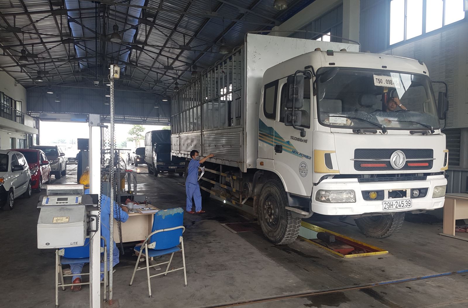 Trong khoảng thời gian 15 ngày quá hạn đăng kiểm, các phương tiện không được chở người, hàng hóa, kinh doanh vận tải.