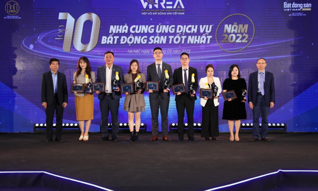 Bà Nguyễn Thị Thu Quỳnh, Phó Giám đốc Trung tâm nghiên cứu và quản lý sản phẩm Công ty Cổ phần Tập đoàn Meey Land nhận giải thưởng tại Lễ vinh danh (đứng thứ ba từ phải sang).