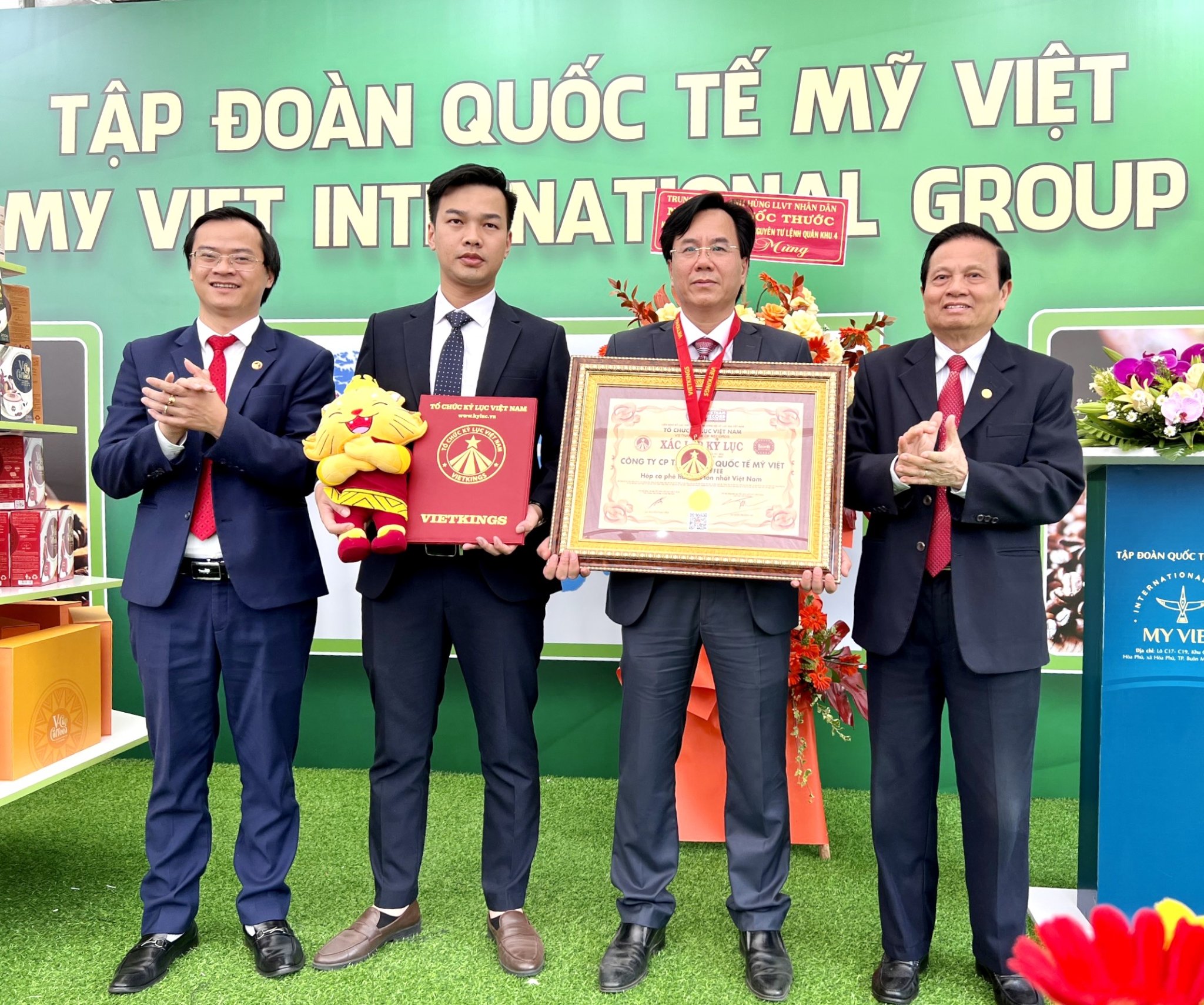 TS. Lê Doãn Hợp - Nguyên Bộ trưởng Bộ Thông tin Truyền thông, Chủ tịch Hội đồng Xác lập Tổ chức Kỷ lục Việt Nam trao chứng nhận Kỷ lục đến TS. Nguyễn Hữu Tuệ (thứ hai từ phải sang) - Chủ tịch HĐQT, Tổng giám đốc Công ty CP Tập đoàn Quốc tế Mỹ Việt.