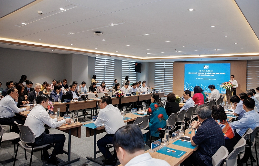 C&aacute;c chuy&ecirc;n gia kinh tế, học giả, nh&agrave; khoa học v&agrave; đại diện c&aacute;c sở, ban, ng&agrave;nh thuộc 6 tỉnh v&agrave; th&agrave;nh phố nằm trong v&ugrave;ng Đ&ocirc;ng Nam bộ tham dự hội thảo - Ảnh: PA.