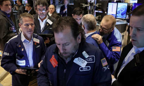 Dow Jones “bay” hơn 300 điểm vì một ngân hàng Mỹ đổ vỡ, giá dầu tăng hơn 1% sau báo cáo việc làm