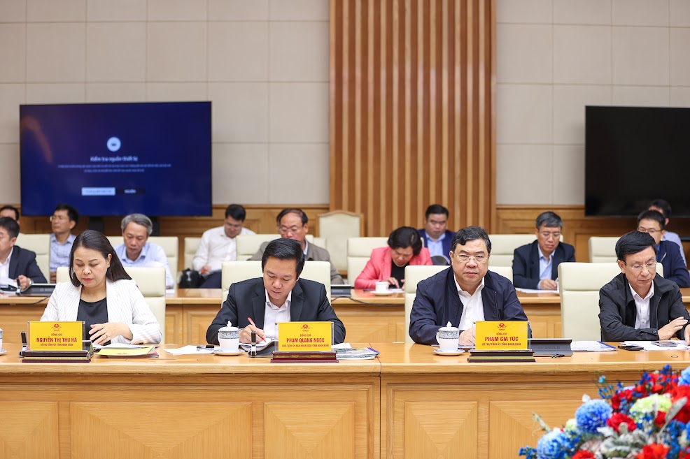 Đại diện l&atilde;nh đạo một số địa phương li&ecirc;n quan đến dự &aacute;n tham dự cuộc họp. Ảnh: VGP