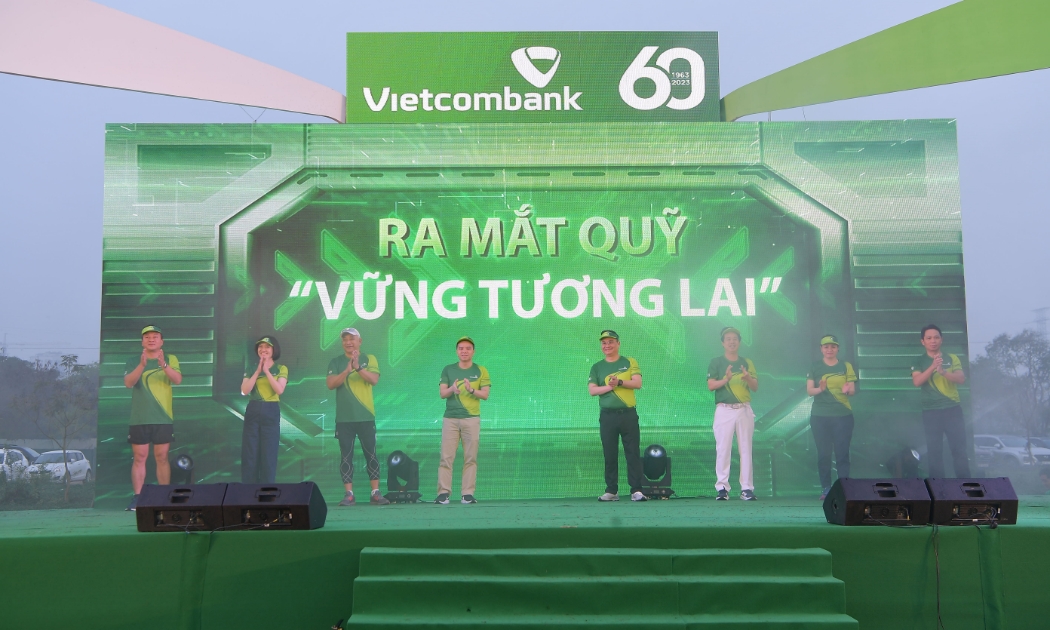 Các thành viên Ban lãnh đạo Vietcombank thực hiện nghi thức ra mắt Quỹ “Vững tương lai”.