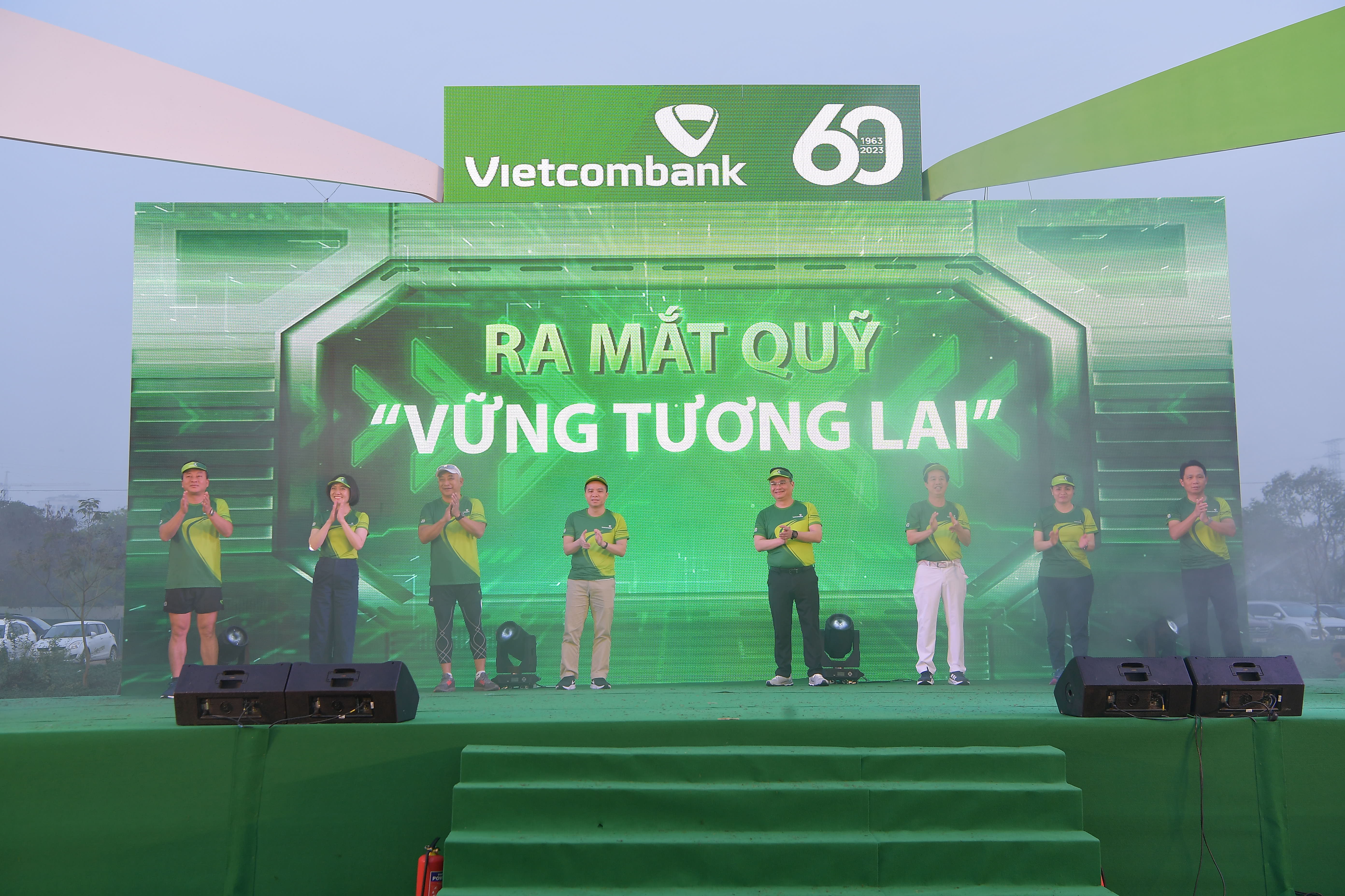 Các thành viên Ban lãnh đạo Vietcombank thực hiện nghi thức ra mắt Quỹ “Vững tương lai”.