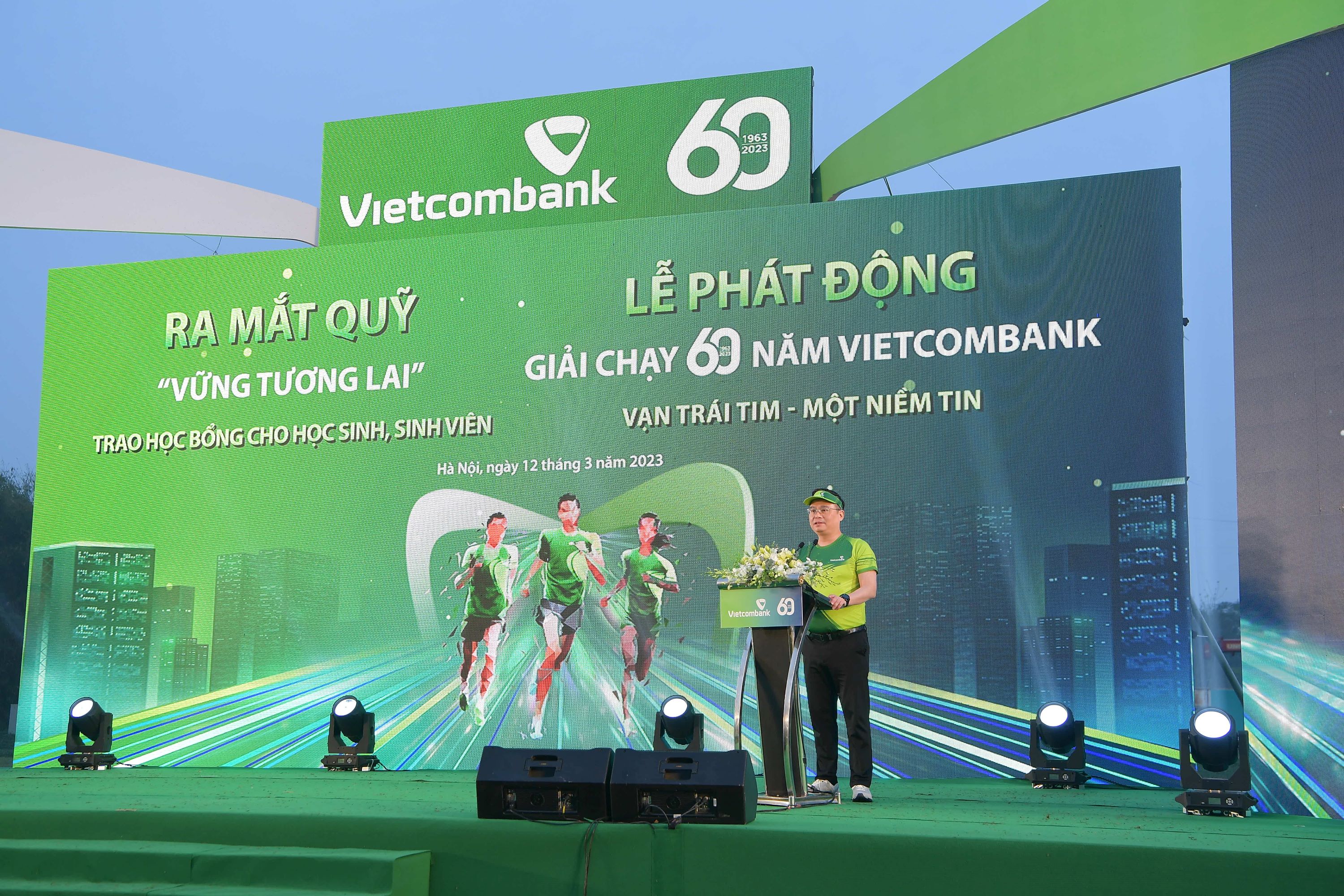 &Ocirc;ng Nguyễn Thanh T&ugrave;ng - Th&agrave;nh vi&ecirc;n Hội đồng quản trị, Tổng Gi&aacute;m đốc Vietcombank ph&aacute;t biểu khai mạc v&agrave; ph&aacute;t động giải chạy.