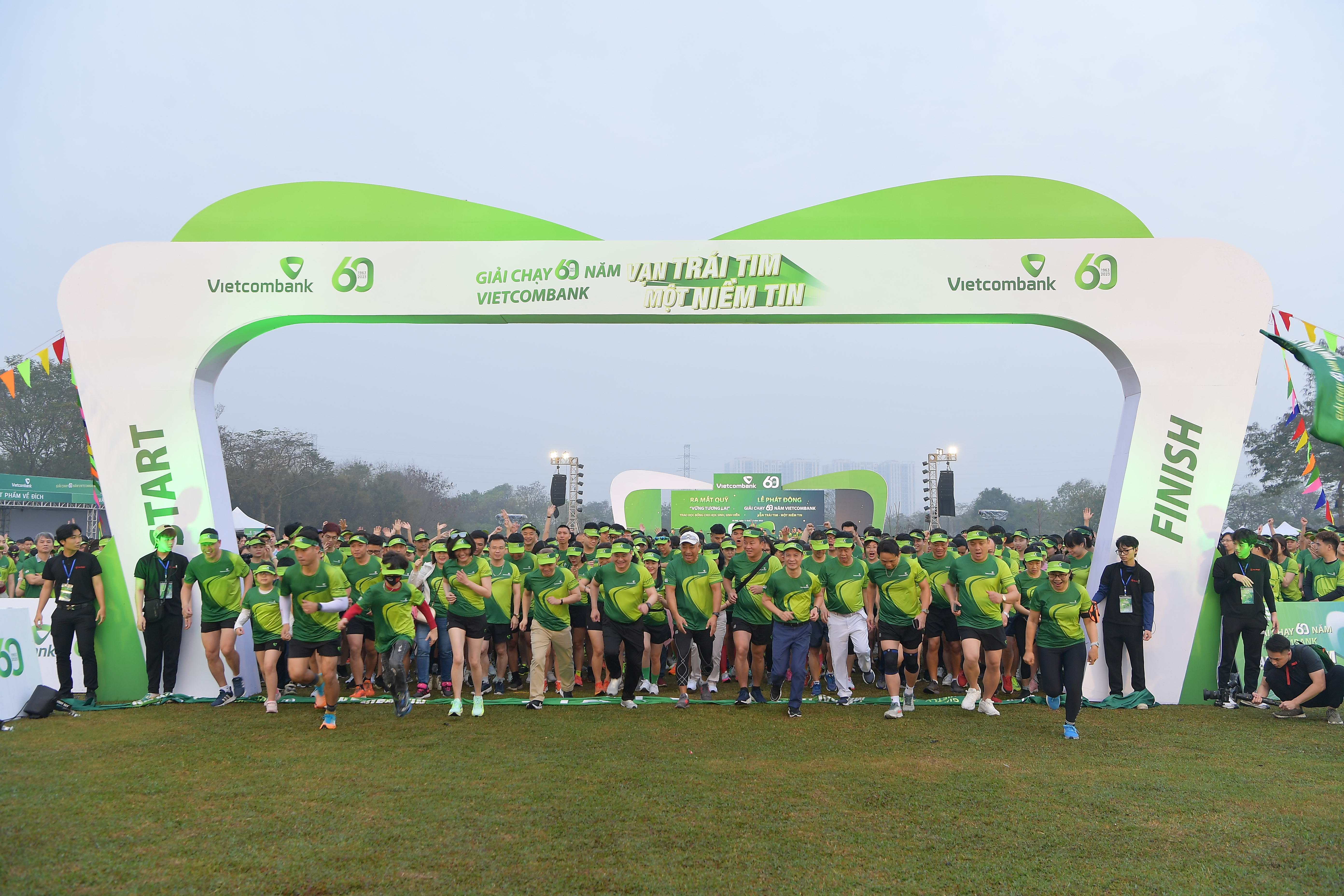 Ban l&atilde;nh đạo c&ugrave;ng hơn 3.000 vận động vi&ecirc;n l&agrave; c&aacute;n bộ, người th&acirc;n v&agrave; kh&aacute;ch h&agrave;ng của Vietcombank tại điểm cầu H&agrave; Nội khởi động v&agrave; tham gia giải chạy 60 năm Vietcombank &ldquo;Vạn tr&aacute;i tim - Một niềm tin&rdquo; đ&oacute;ng g&oacute;p cho Quỹ &ldquo;Vững tương lai&rdquo;.