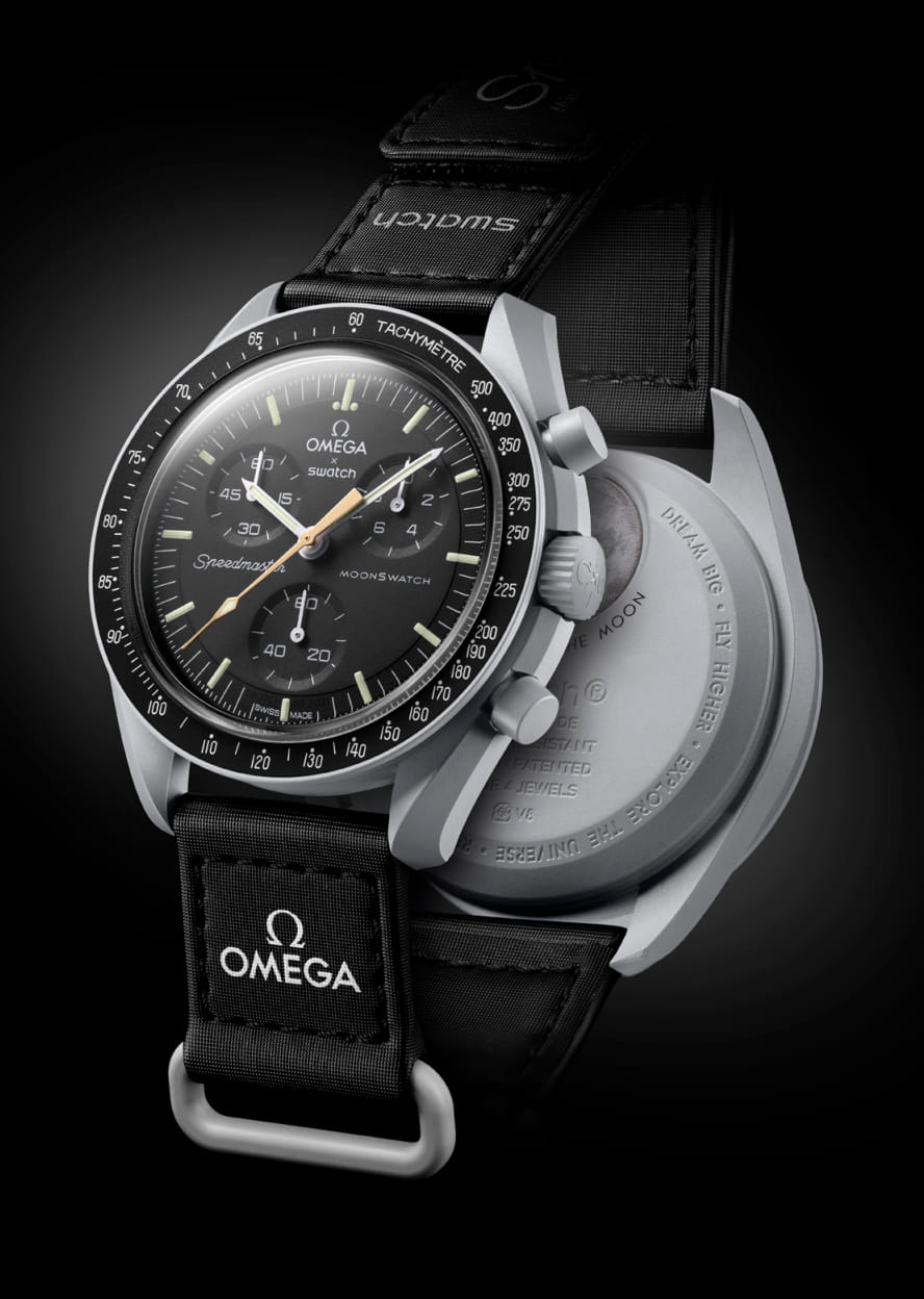 Sau 1 năm ra mắt, Swatch x Omega Speedmaster MoonSwatch lại tiếp tục là cái tên hot của làng đồng hồ.