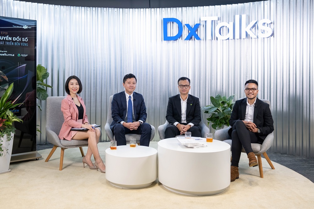 Ông Phạm Hồ Chung (ngoài cùng bên phải) trong chương trình DxTalks về chuyển đổi số và phát triển bền vững.