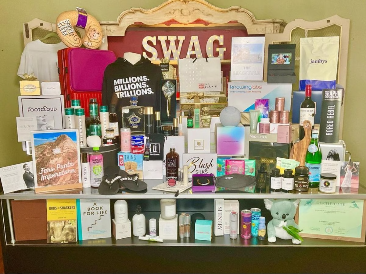 Một số sản phẩm c&oacute; trong t&uacute;i qu&agrave; trị gi&aacute; 126.000 USD của giải Oscar 2023.