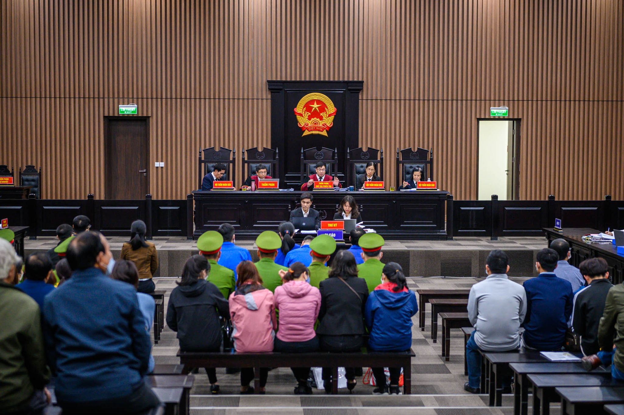 Quang cảnh phi&ecirc;n t&ograve;a.