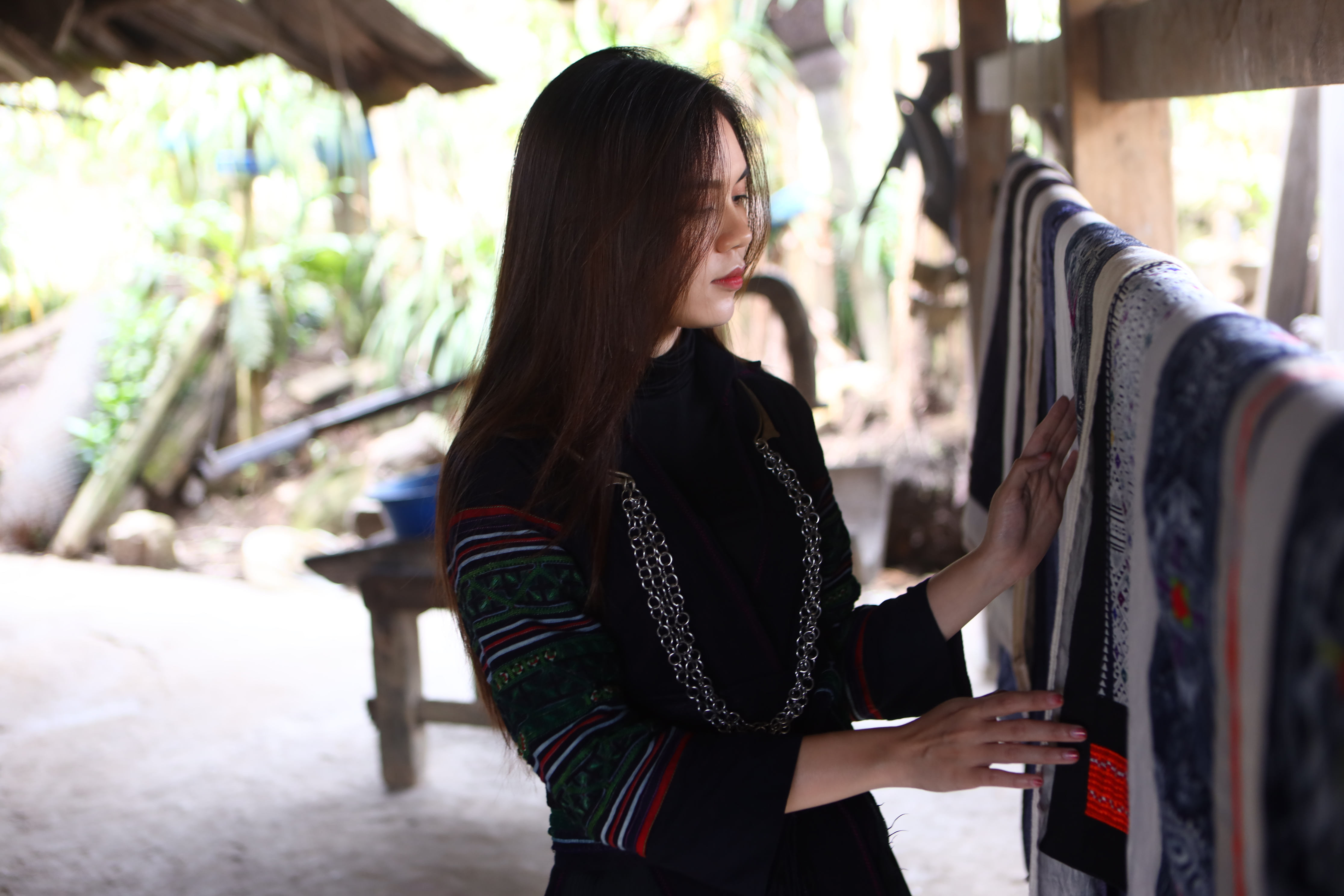 Những bộ trang phục độc đáo của người H'Mông được thực hiện theo cách thức thủ công truyền thống được rất nhiều khách du lịch ưa thích, tuy nhiên, hiện nghề dệt vải, vẽ sáp ong để tạo ra thổ cẩm truyền thống đã mai một khá nhiều. 