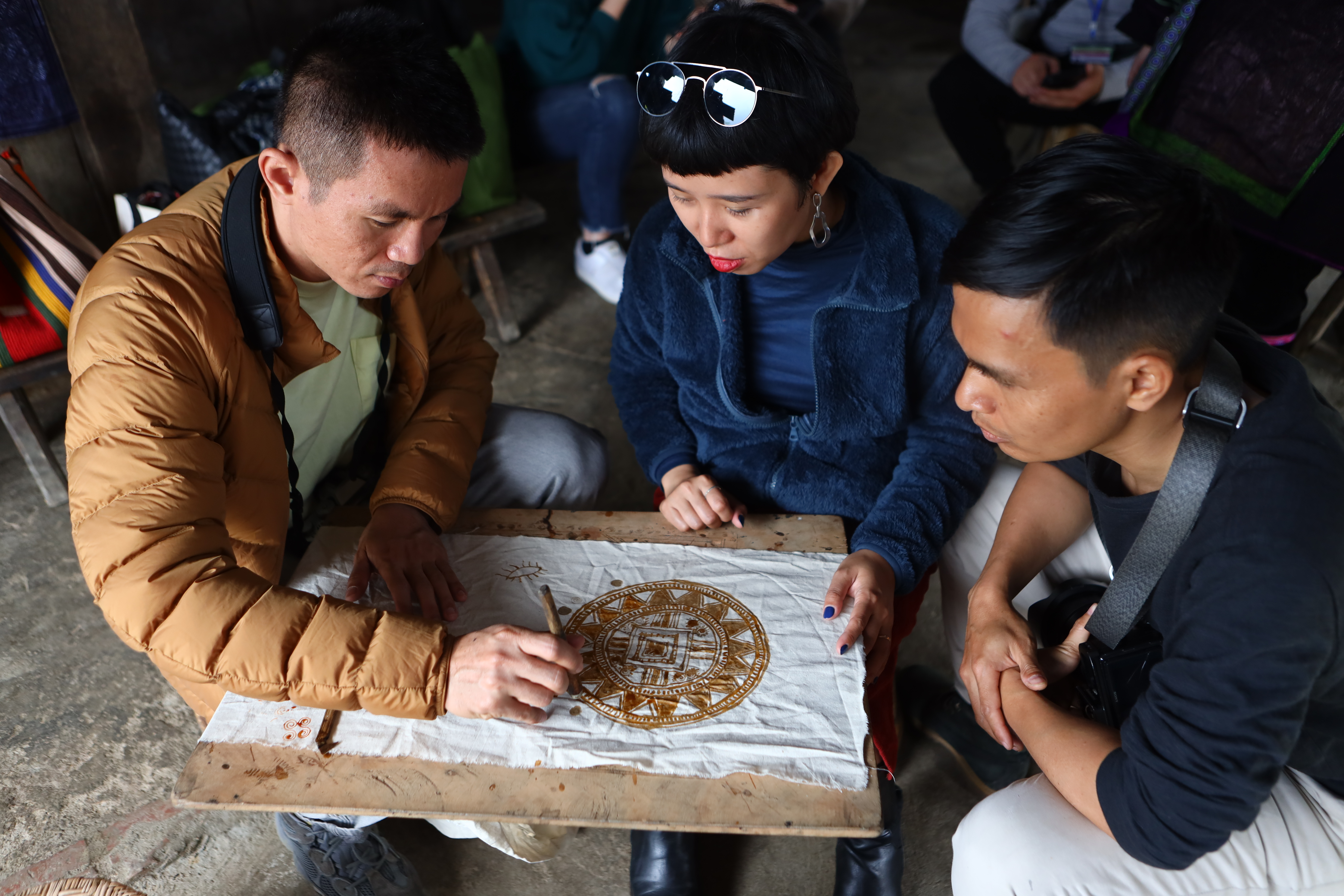 Công đoạn vẽ sáp ong lên vải được rất nhiều du khách, Travel blogger và cả những nhà sáng tạo thời trang quan tâm. Hiện nay, khi mọi thứ được làm ra từ công nghệ thì những công việc sáng tạo theo cách thức truyền thống như thế này của người H'Mông trở lên đặc biệt. 