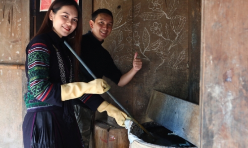 Nghề vẽ sáp ong nhuộm vải ở Sapa 