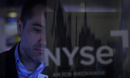 Cổ phiếu ngân hàng bị bán tháo trên toàn cầu, giá dầu lao dốc