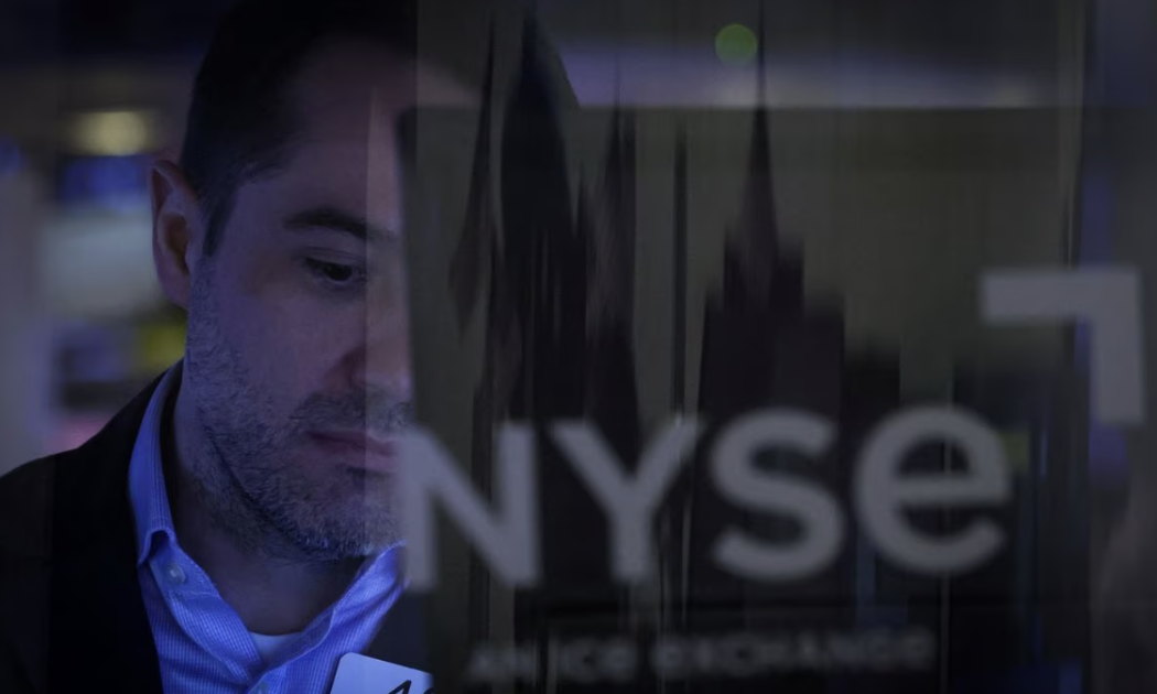 Một nhà giao dịch cổ phiếu trên sàn NYSE ở New York hôm 7/3 - Ảnh: Reuters.