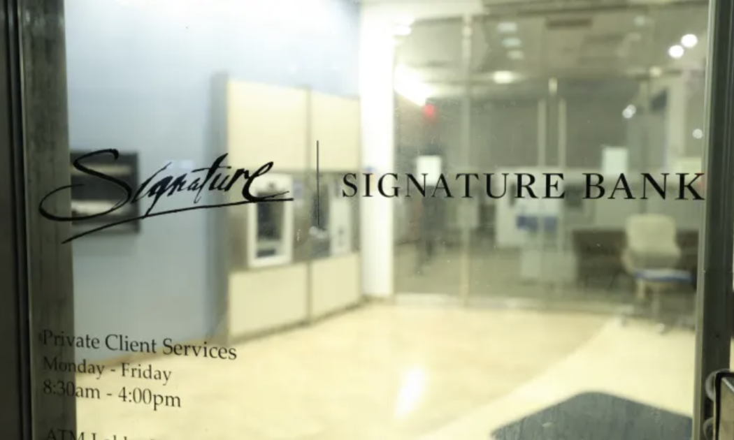 Lối vào trụ sở Signature Bank ở New York hôm 12/3 - Ảnh: Getty/CNBC.