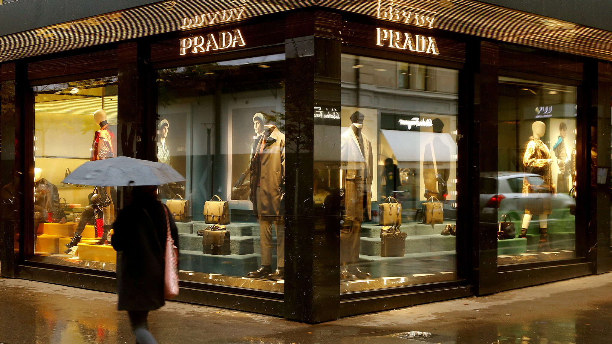 Nỗ lực nâng cao hiệu quả chuỗi cung ứng đã có kết quả lạc quan khi 40% sản phẩm của Prada được sản xuất từ 23 nhà máy thuộc sở hữu trực tiếp của tập đoàn.
