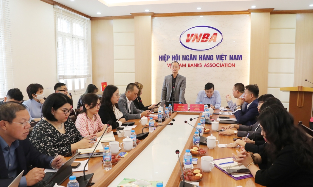 Ông Lê Quốc Ninh, Chủ nhiệm CLB Tài chính tiêu dùng phát biểu tại cuộc họp.