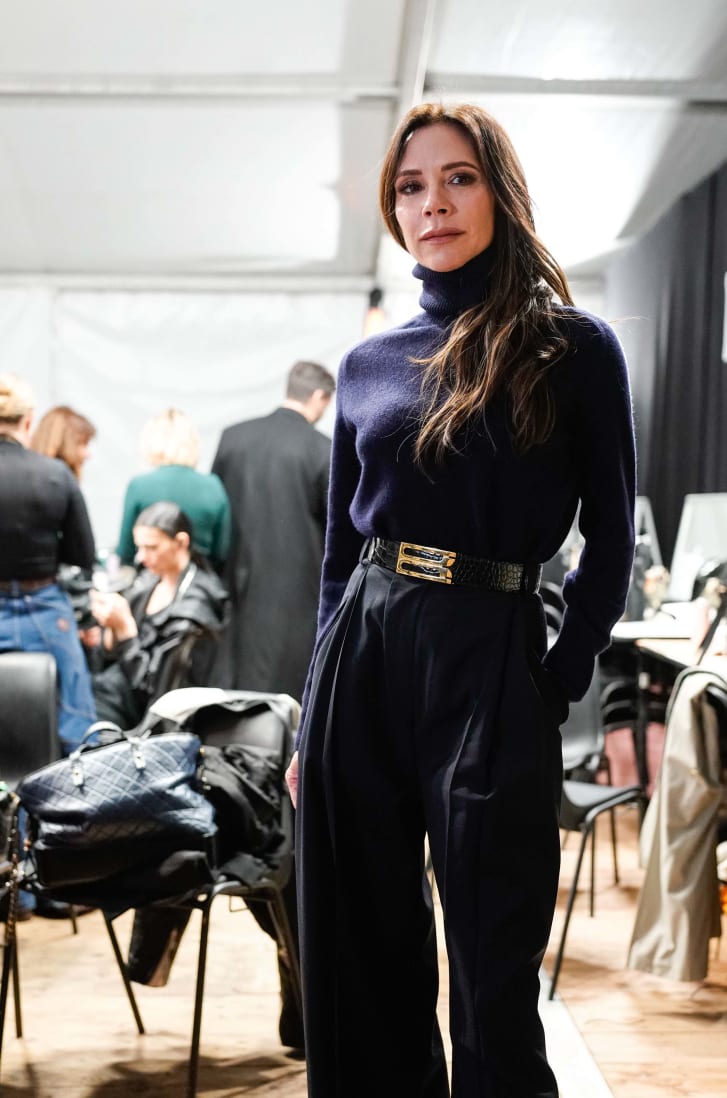 Victoria Beckham tại hậu trường show diễn Paris Fashion Week Thu - Đ&ocirc;ng 2023.