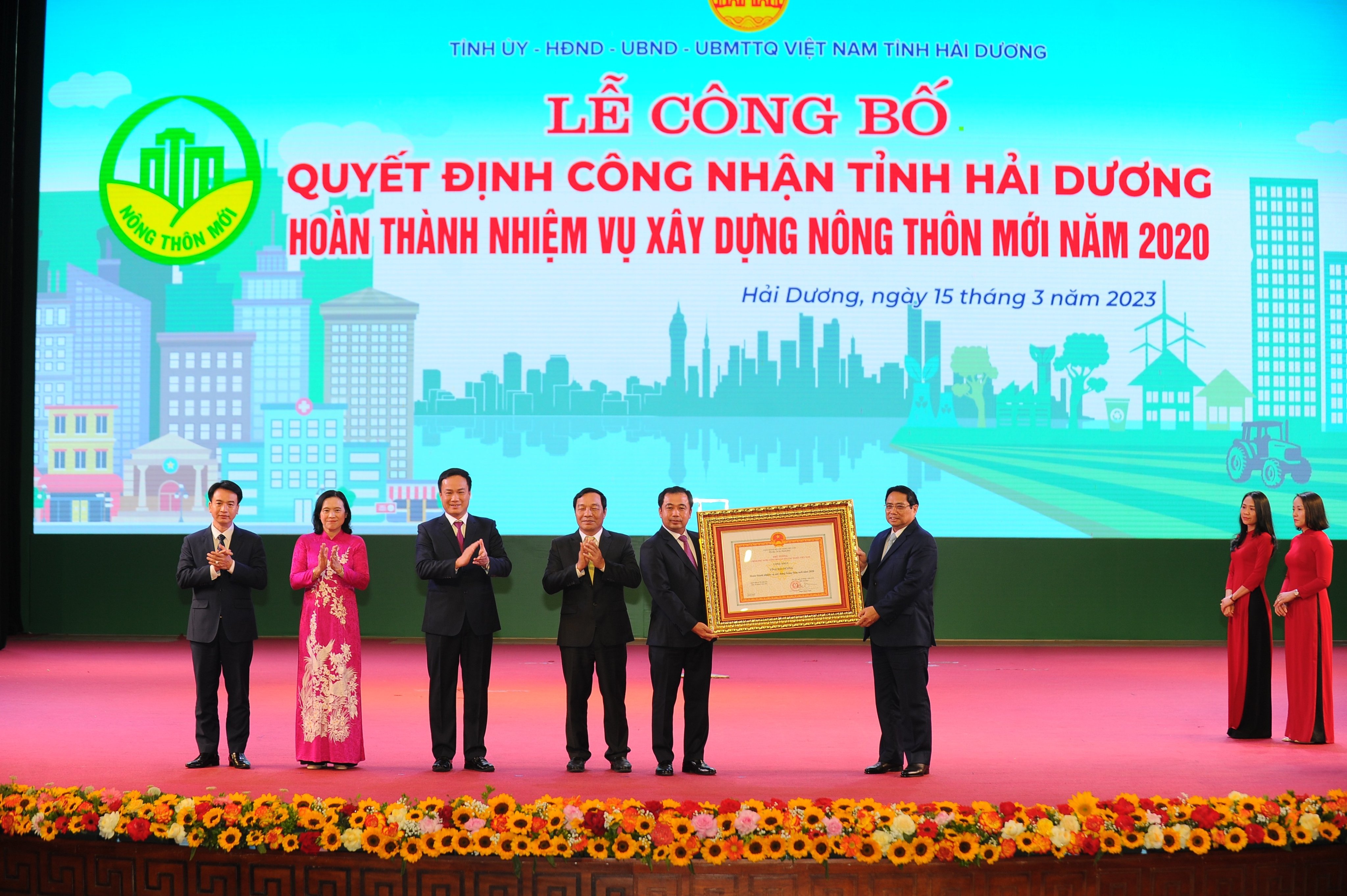 Thủ tướng Ch&iacute;nh phủ trao quyết định c&ocirc;ng nhận tỉnh Hải Dương ho&agrave;n th&agrave;nh nhiệm vụ x&acirc;y dựng n&ocirc;ng th&ocirc;n mới