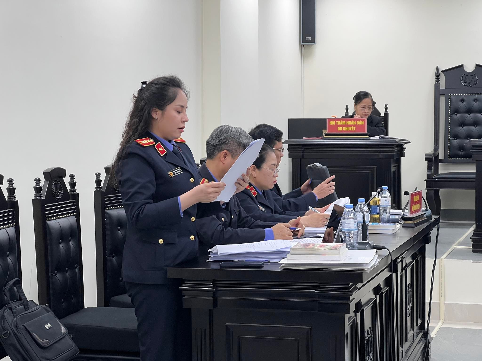 Đại diện Viện kiểm sát trình bày bản luận tội.