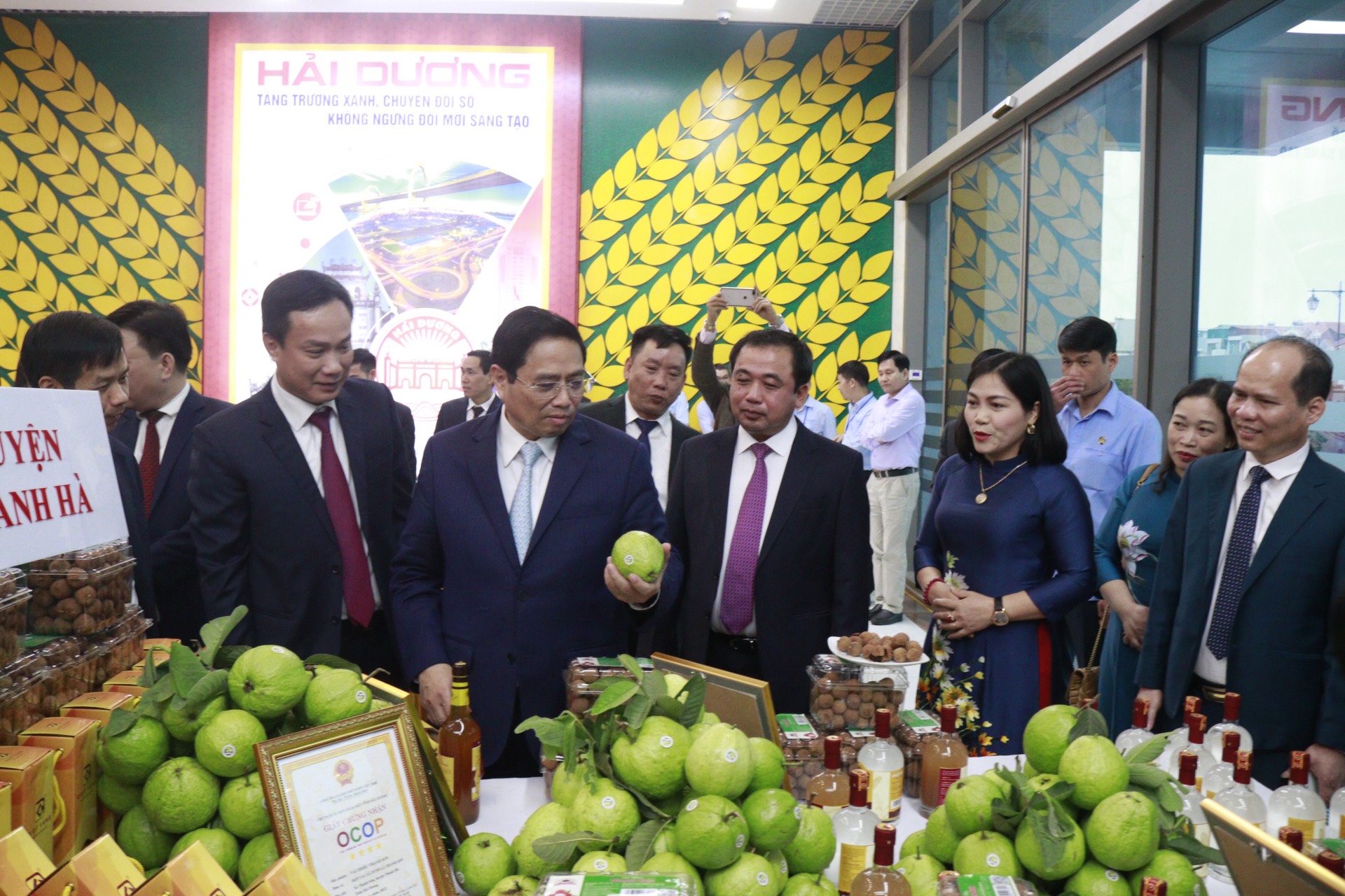 Thủ tướng tham quan gian h&agrave;ng với c&aacute;c sản phẩm n&ocirc;ng nghiệp đặc trưng, sản phẩm OCOP của tỉnh Hải Dương.