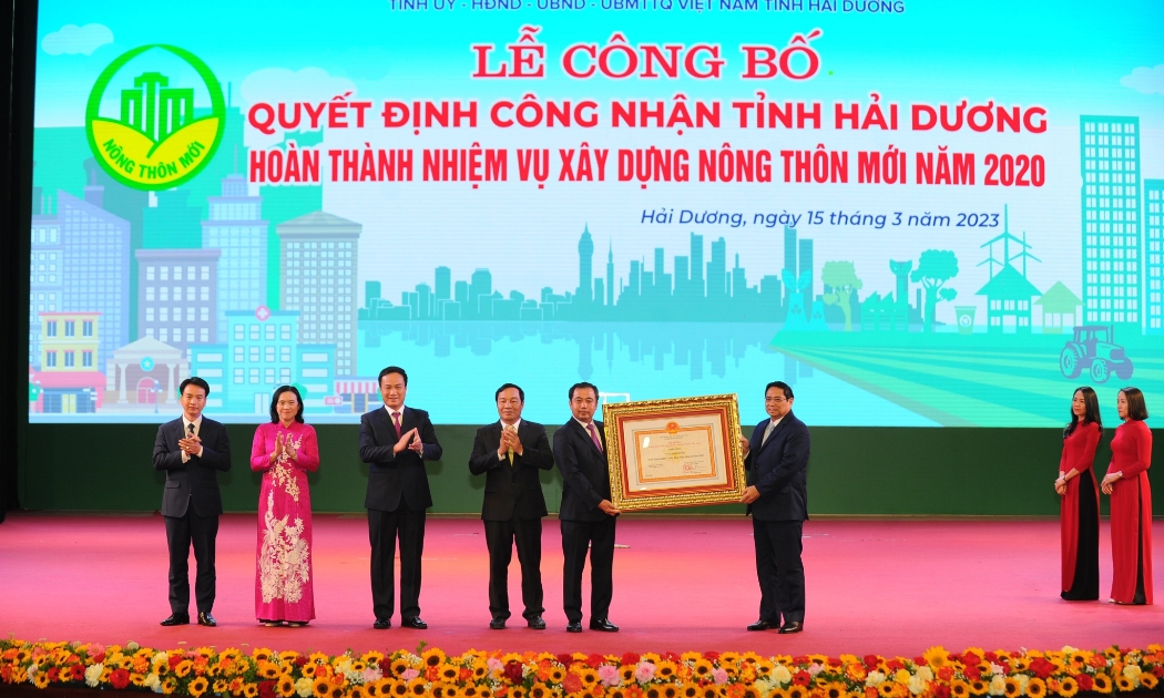 Thủ tướng Phạm Minh Chính trao Quyết định công nhận tỉnh Hải Dương hoàn thành nhiệm vụ xây dựng nông thôn mới. 