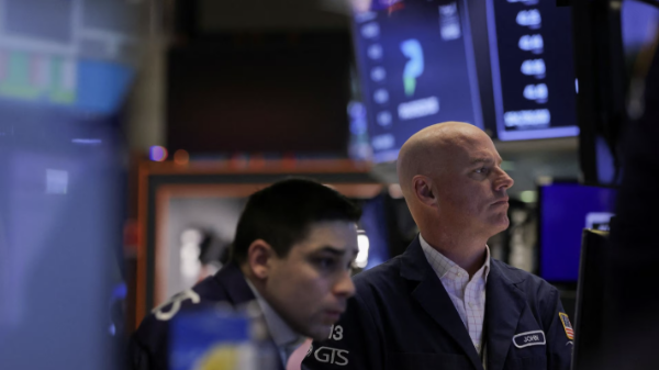 Chứng khoán toàn cầu rực lửa vì cổ phiếu Credit Suisse bị bán tháo, giá dầu bốc hơi 5%