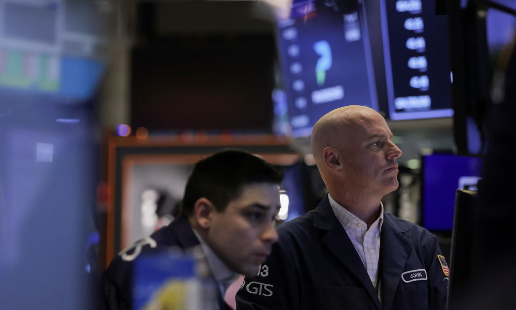 Các nhà giao dịch cổ phiếu trên sàn NYSE ở New York ngày 15/3 - Ảnh: Reuters.