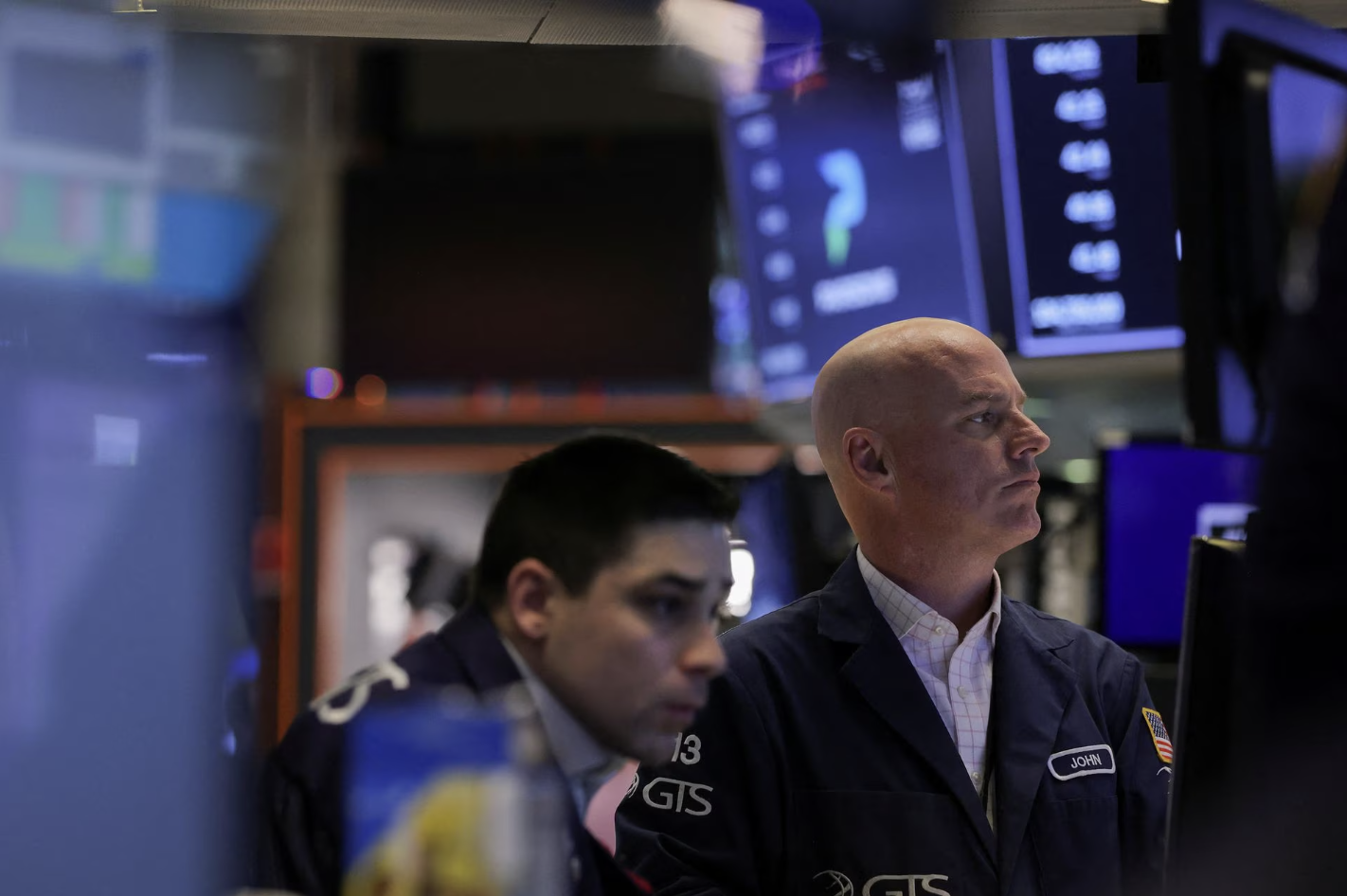 Các nhà giao dịch cổ phiếu trên sàn NYSE ở New York ngày 15/3 - Ảnh: Reuters.