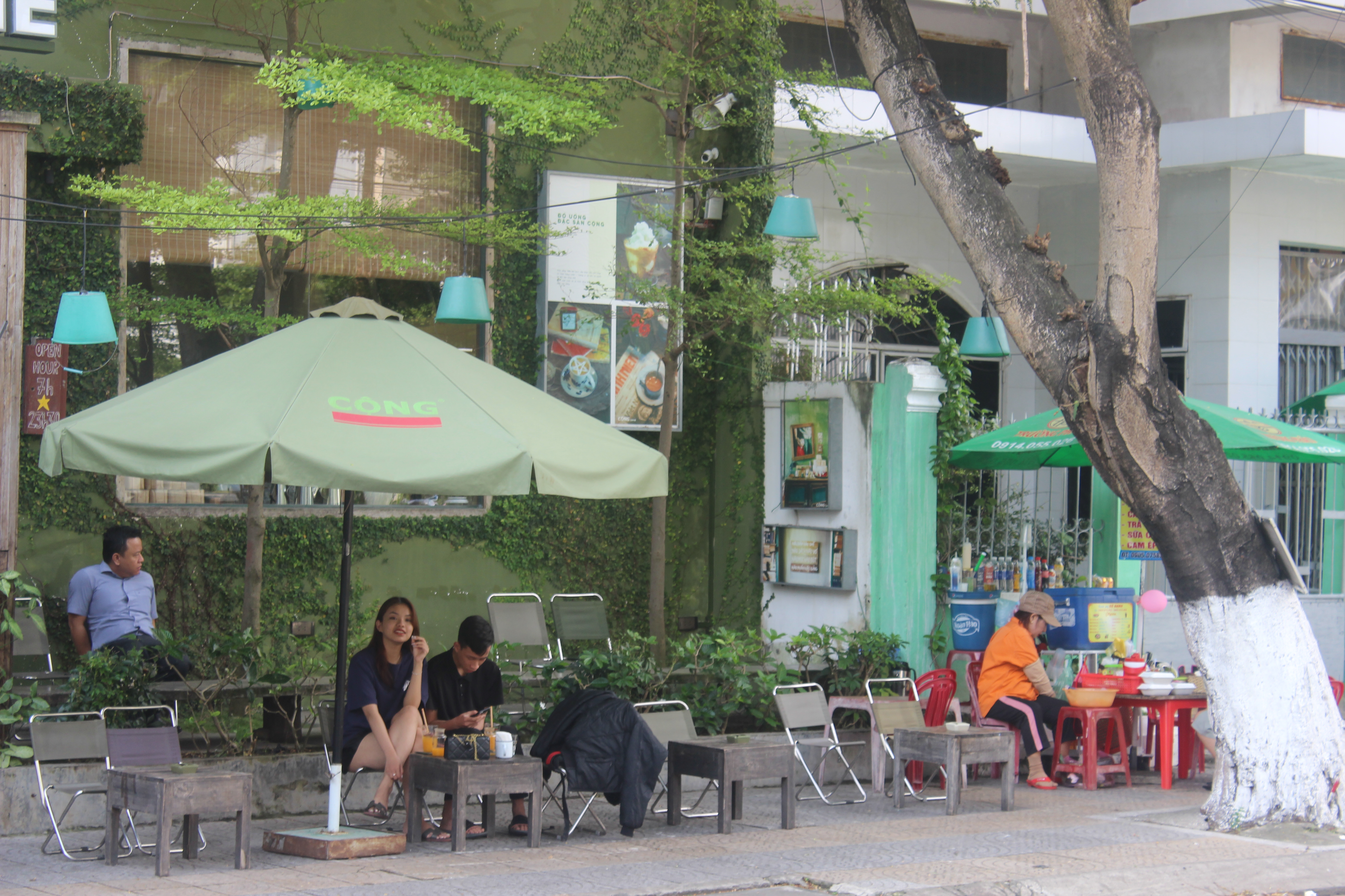 Tất nhiên, vẫn còn một số nơi người dân, doanh nghiệp chưa thực sự chấp hành tốt các quy định về vỉa hè, nhưng những nơi bị lấn chiếm vẫn chiếm một tỷ lệ rất nhỏ. Hiện Đà Nẵng cũng đang duy trì mức phạt rất cao, lên tới 10.000.000đ/lần vi phạm tại nhiều tuyến phố trọng điểm về du lịch. 