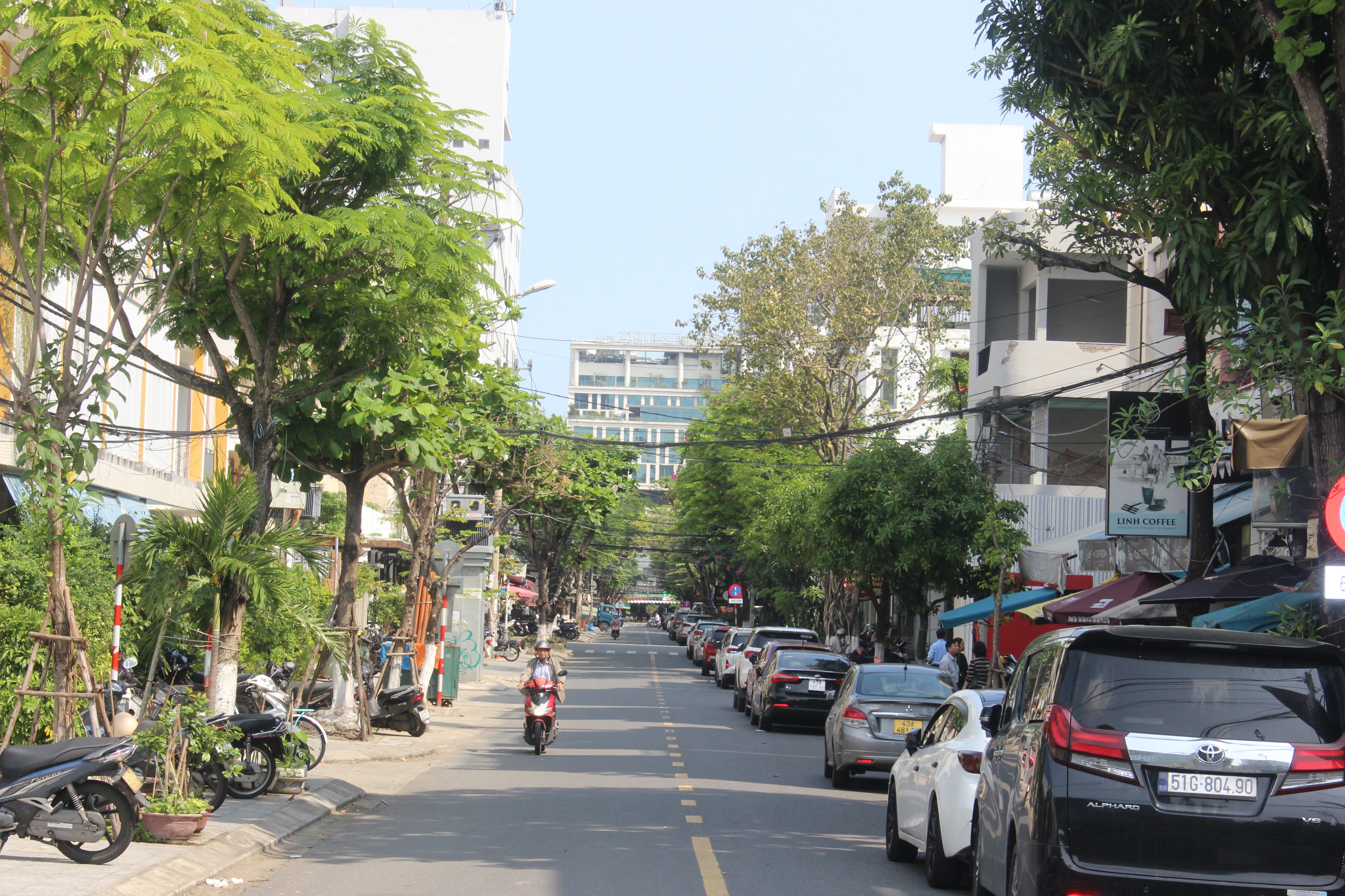 Tại trung tâm thành phố Đà Nẵng, những tuyến phố gọn gàng, ngăn nắp như thế này là khá phổ biến. Hầu hết không có cảnh trà đá, quán phở, quán bia hơi hay quán cafe... tràn lan ra vỉa hè. 