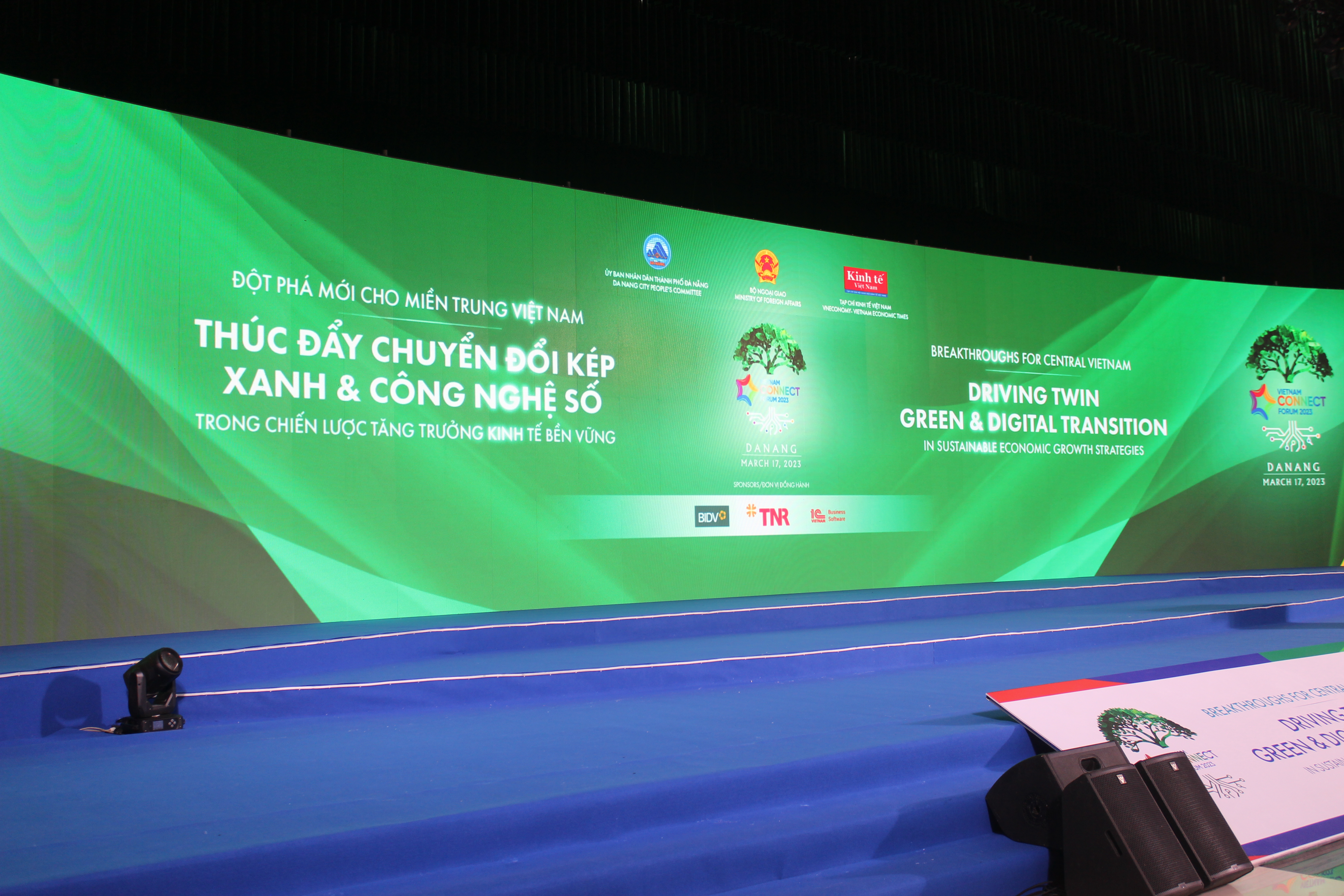 S&acirc;n khấu ch&iacute;nh cửa sự kiện năm nay được thiết kế hiện đại với m&agrave;n h&igrave;nh led lớn. C&aacute;c diễn giả, chuy&ecirc;n gia kinh tế trong khi thuyết tr&igrave;nh c&oacute; thể tương t&aacute;c trực tiếp với m&agrave;n h&igrave;nh để thể hiện c&aacute;c biểu đồ, h&igrave;nh ảnh minh họa, số liệu chứng minh cho b&agrave;i diễn thuyết.&nbsp;