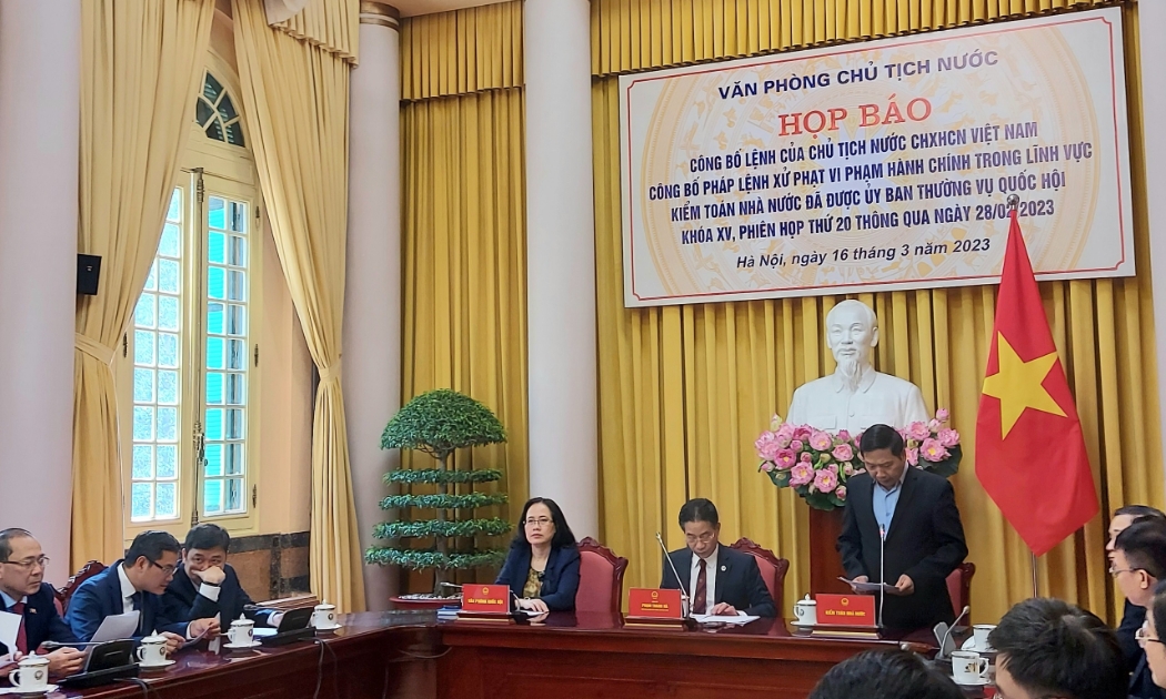 Ông Đặng Thế Vinh, Phó Tổng Kiểm toán nhà nước giới thiệu một số nội dung chính về pháp lệnh.
