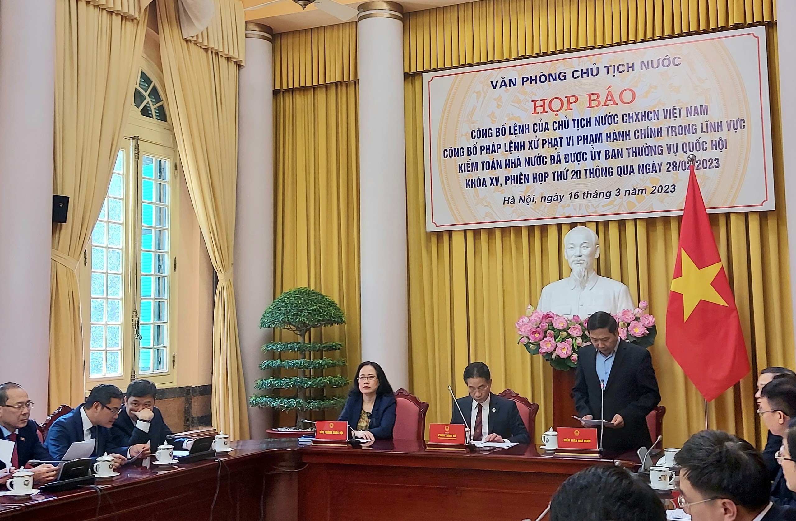 Ông Đặng Thế Vinh, Phó Tổng Kiểm toán nhà nước giới thiệu một số nội dung chính về pháp lệnh.