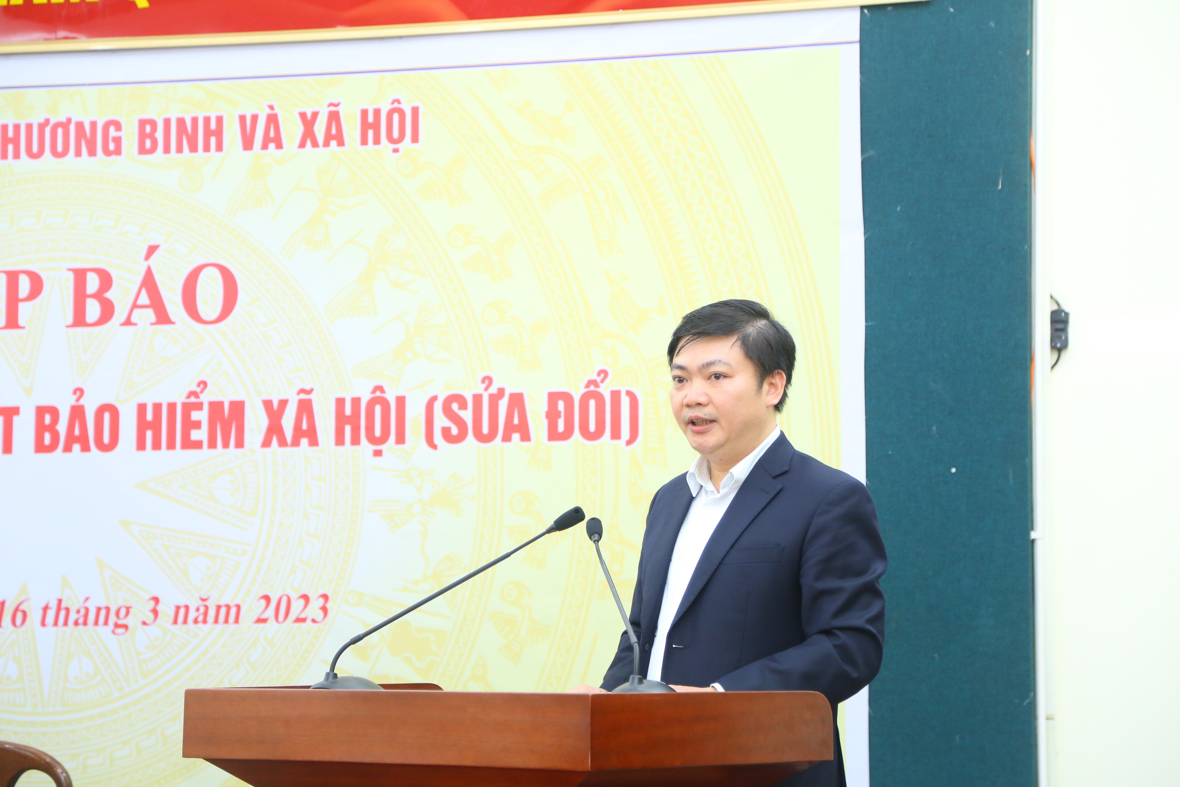 &Ocirc;ng Nguyễn Duy Cường, Ph&oacute; Vụ trưởng Vụ Bảo hiểm x&atilde; hội (Bộ Lao động &ndash; Thương binh v&agrave; X&atilde; hội) th&ocirc;ng tin về c&aacute;c nội dung ch&iacute;nh của dự thảo Luật. Ảnh - Lương Hạnh.