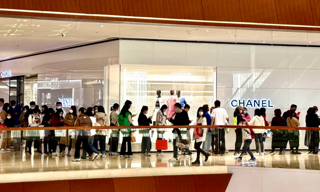 Dòng người xếp hàng trước cửa hàng Chanel tại Taikoo Hui Quảng Châu dịp Tết Nguyên đán vừa qua. Ảnh: WWD