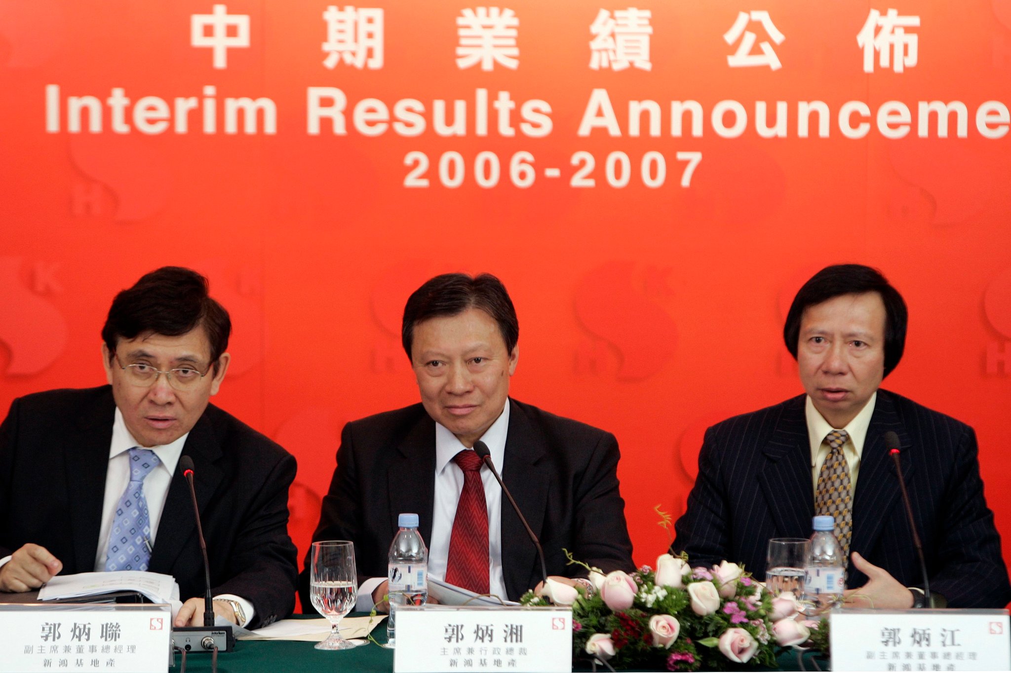 Ông Walter Kwok (giữa), khi đó là chủ tịch kiêm giám đốc điều hành của Sun Hung Kai Properties, bên cạnh là các em trai, Raymond (trái) và Thomas, trong một cuộc họp báo ở Hồng Kông năm 2007 - Ảnh: Reuters