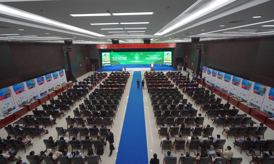 Hội trường lớn tại Trung tâm hành chính Đà Nẵng - nơi diễn ra sự kiện trong chiều 17-3 không còn chỗ trống 