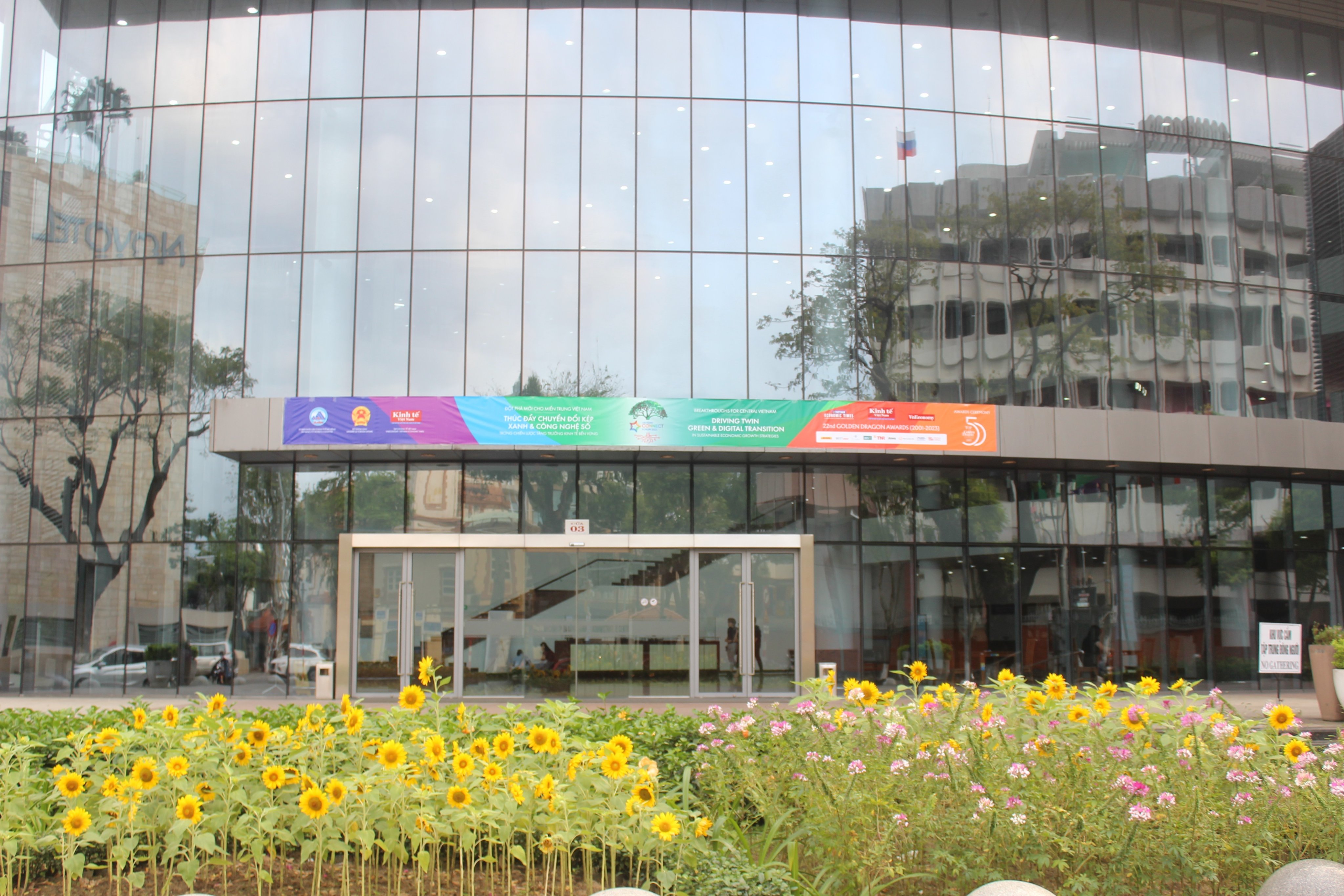 Trung t&acirc;m h&agrave;nh ch&iacute;nh th&agrave;nh phố Đ&agrave; Nẵng l&agrave; địa điểm diễn ra sự kiện&nbsp;Diễn đ&agrave;n Nhịp cầu Ph&aacute;t triển Việt Nam (Vietnam Connect Forum) năm 2023 (lần thứ 3). Trung t&acirc;m h&agrave;nh ch&iacute;nh Đ&agrave; Nẵng được đầu tư x&acirc;y dựng với nguồn vốn khoảng 2000 tỷ. Hiện tại, đ&acirc;y l&agrave; t&ograve;a nh&agrave; cao v&agrave; hiện đại bậc nhất khu vực miền Trung.