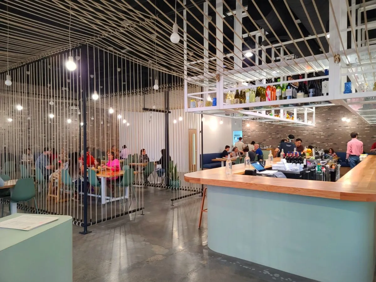 Nh&agrave; h&agrave;ng&nbsp;The Blind Goat&nbsp;ở khu Spring Branch, Houston đ&atilde; mở cửa đ&oacute;n kh&aacute;ch.