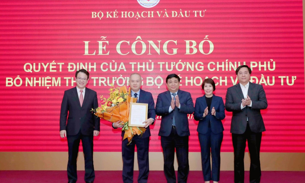 Tân Thứ trưởng Bộ Kế hoạch và Đầu tư Đỗ Thành Trung nhận quyết định bổ nhiệm.