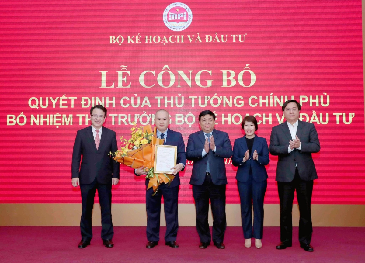 Tân Thứ trưởng Bộ Kế hoạch và Đầu tư Đỗ Thành Trung nhận quyết định bổ nhiệm.