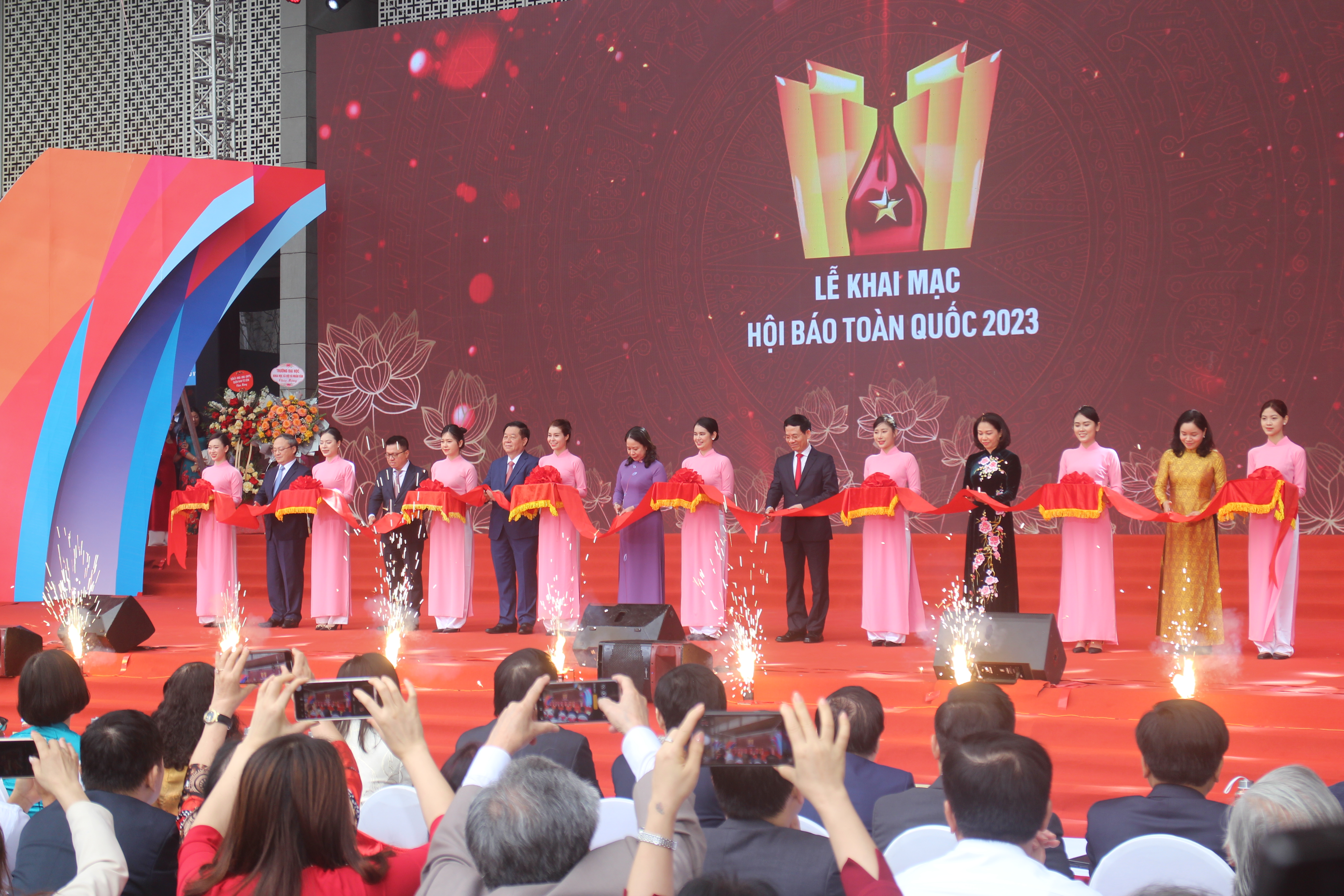 Các đại biểu cắt băng khai mạc Hội báo toàn quốc năm 2023.