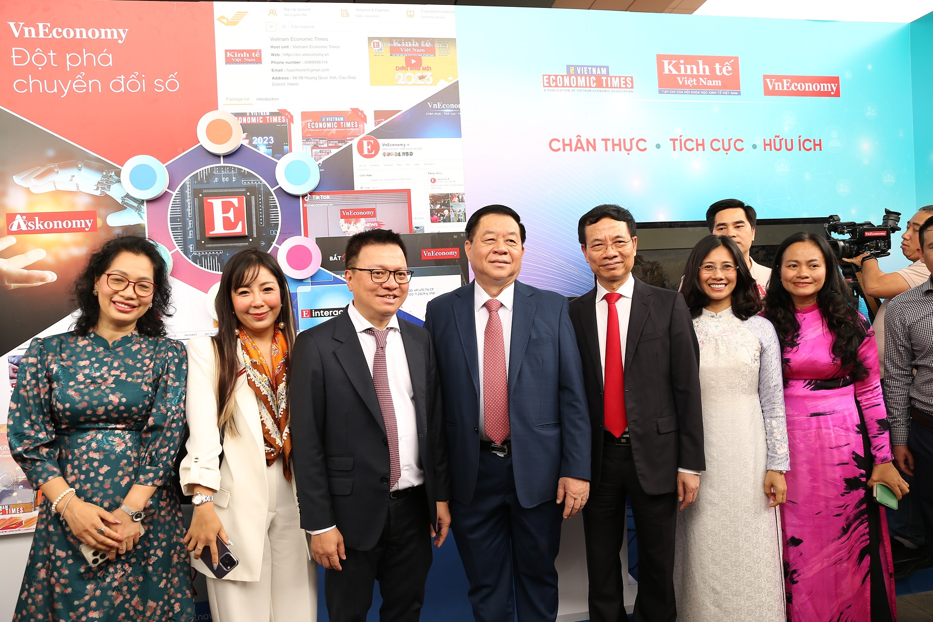 Lãnh đạo Đảng, Nhà nước tham quan gian trưng bày của Tạp chí Kinh tế Việt Nam - VnEconomy tại Hội Báo toàn quốc: ông Nguyễn Trọng Nghĩa, Bí thư Trung ương Đảng, Trưởng ban Tuyên giáo Trung ương (người thứ 4 từ trái sang); ông Nguyễn Mạnh Hùng, Ủy viên Trung ương Đảng, Bộ trưởng Bộ Thông tin & Truyền thông (người thứ 5 từ trái sang); ông Lê Quốc Minh, Ủy viên Trung ương Đảng, Tổng biên tập Báo Nhân dân, Phó Trưởng ban Tuyên giáo Trung ương, Chủ tịch Hội Nhà báo Việt Nam (người thứ 3 từ trái sang).