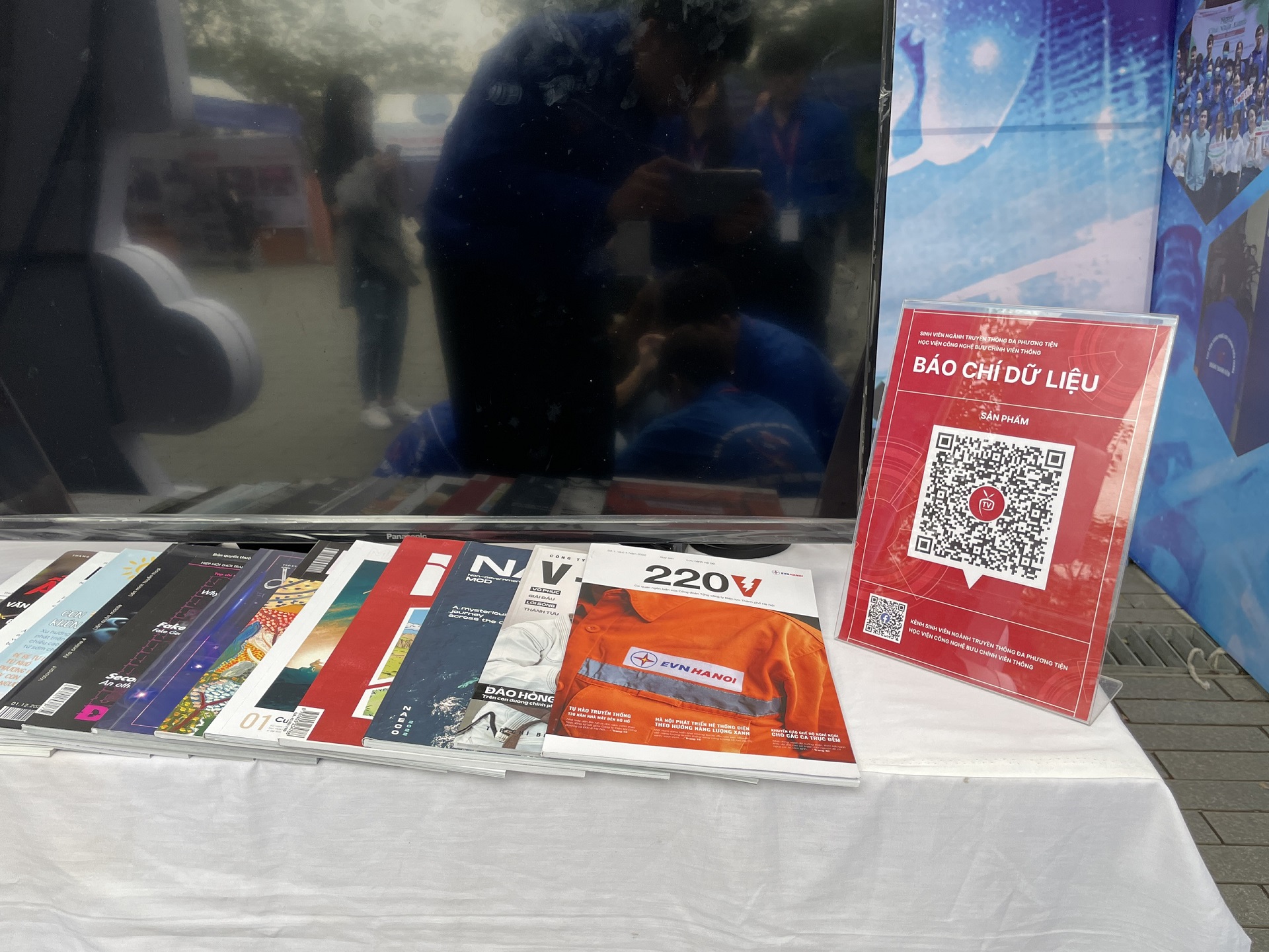 B&aacute;o ch&iacute; dữ liệu l&agrave; thể loại b&aacute;o ch&iacute; đang thu h&uacute;t sự ch&uacute; &yacute;. Đ&acirc;y l&agrave; c&aacute;c ấn phẩm của sinh vi&ecirc;n ng&agrave;nh Truyền th&ocirc;ng đa phương tiện, Học viện C&ocirc;ng nghệ Bưu ch&iacute;nh Viễn th&ocirc;ng, được trưng b&agrave;y tại gian h&agrave;ng của Đo&agrave;n thanh ni&ecirc;n Học viện.&nbsp;Đ&acirc;y l&agrave; c&aacute;c ấn phẩm c&oacute; sự t&iacute;ch hợp của c&ocirc;ng nghệ v&agrave; b&aacute;o ch&iacute;.&nbsp;