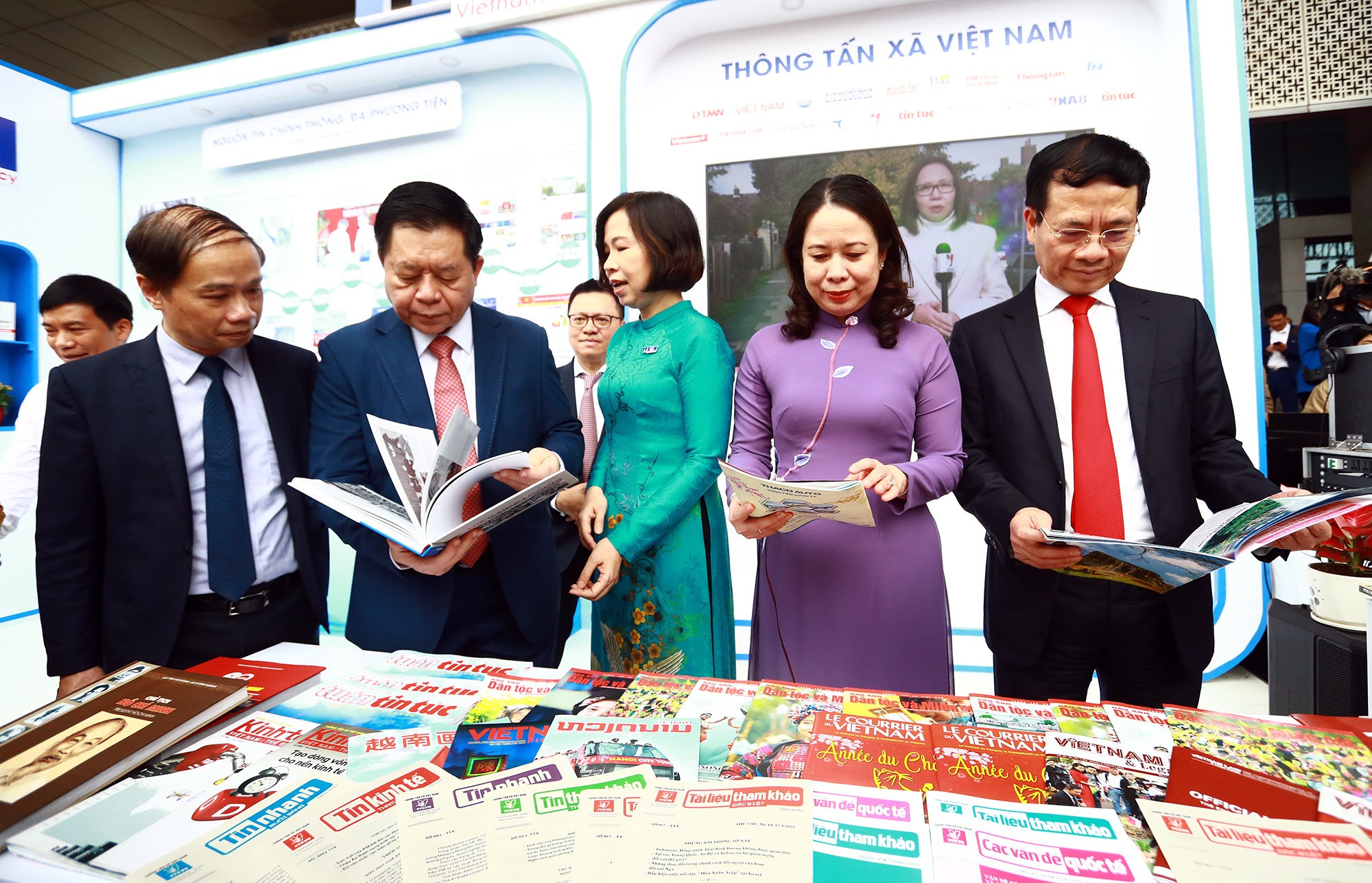 L&atilde;nh đạo Đảng, Nh&agrave; nước tham quan c&aacute;c gian trưng b&agrave;y tại Hội B&aacute;o to&agrave;n quốc: &ocirc;ng Nguyễn Trọng Nghĩa, B&iacute; thư Trung ương Đảng, Trưởng ban Tuy&ecirc;n gi&aacute;o Trung ương (người thứ 2 từ tr&aacute;i sang); b&agrave; V&otilde; Thị &Aacute;nh Xu&acirc;n, Ủy vi&ecirc;n Trung ương Đảng, Ph&oacute; Chủ tịch nước (người thứ 2 từ phải sang); &ocirc;ng Nguyễn Mạnh H&ugrave;ng, Ủy vi&ecirc;n Trung ương Đảng, Bộ trưởng Bộ Th&ocirc;ng tin & Truyền th&ocirc;ng (người thứ nhất từ phải sang).